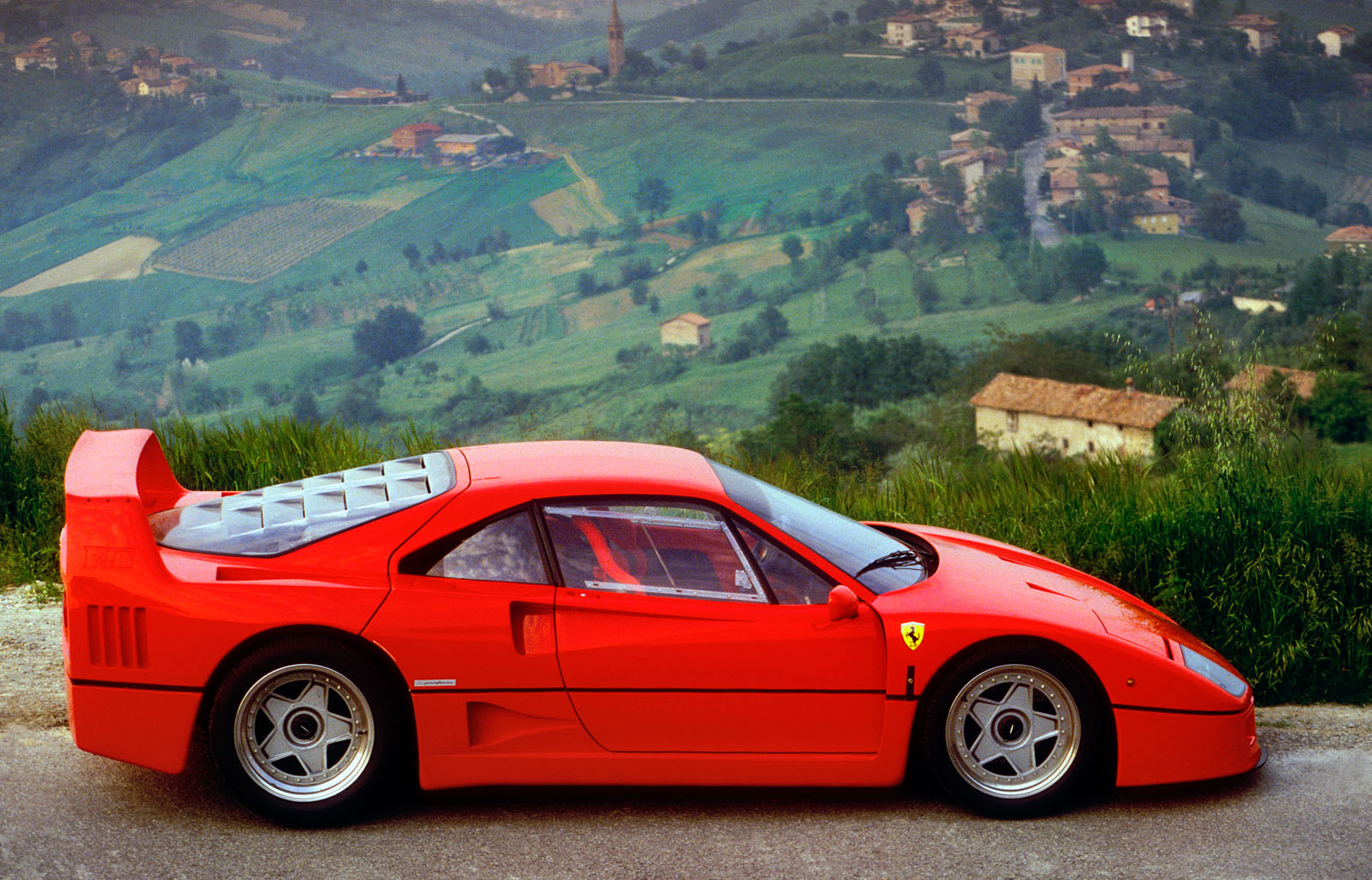 Ferrari F40 side